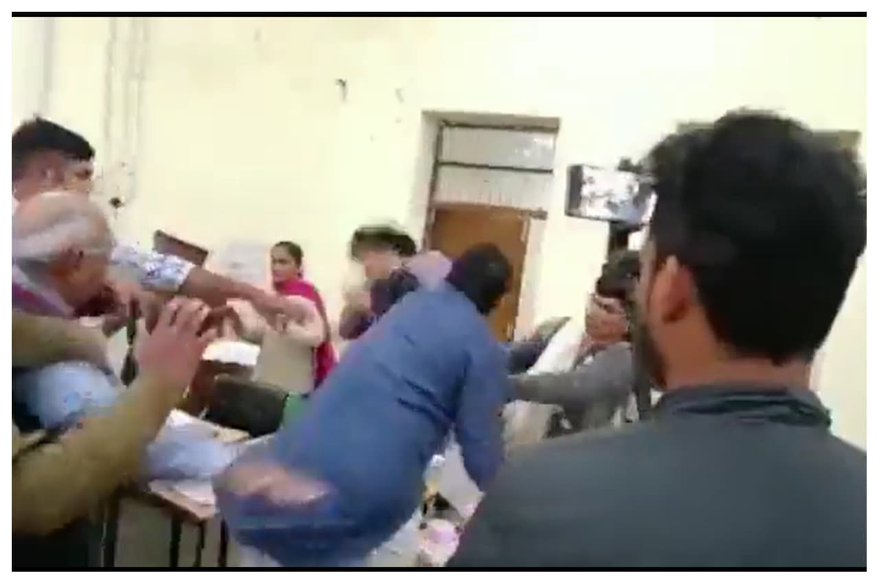 Video: Rohtak PGI मारपीट का वीडियो वायरल, आप के पूर्व हरियाणा अध्यक्ष नवीन जयहिंद गिरफ्तार
