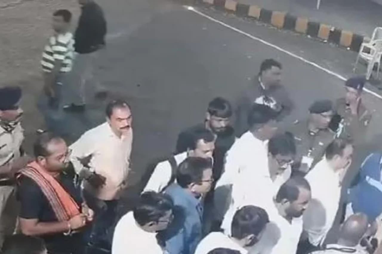 Video: नागपुर में शिवसेना विधायक और पुलिसकर्मियों में हाथापाई, वीडियो वायरल