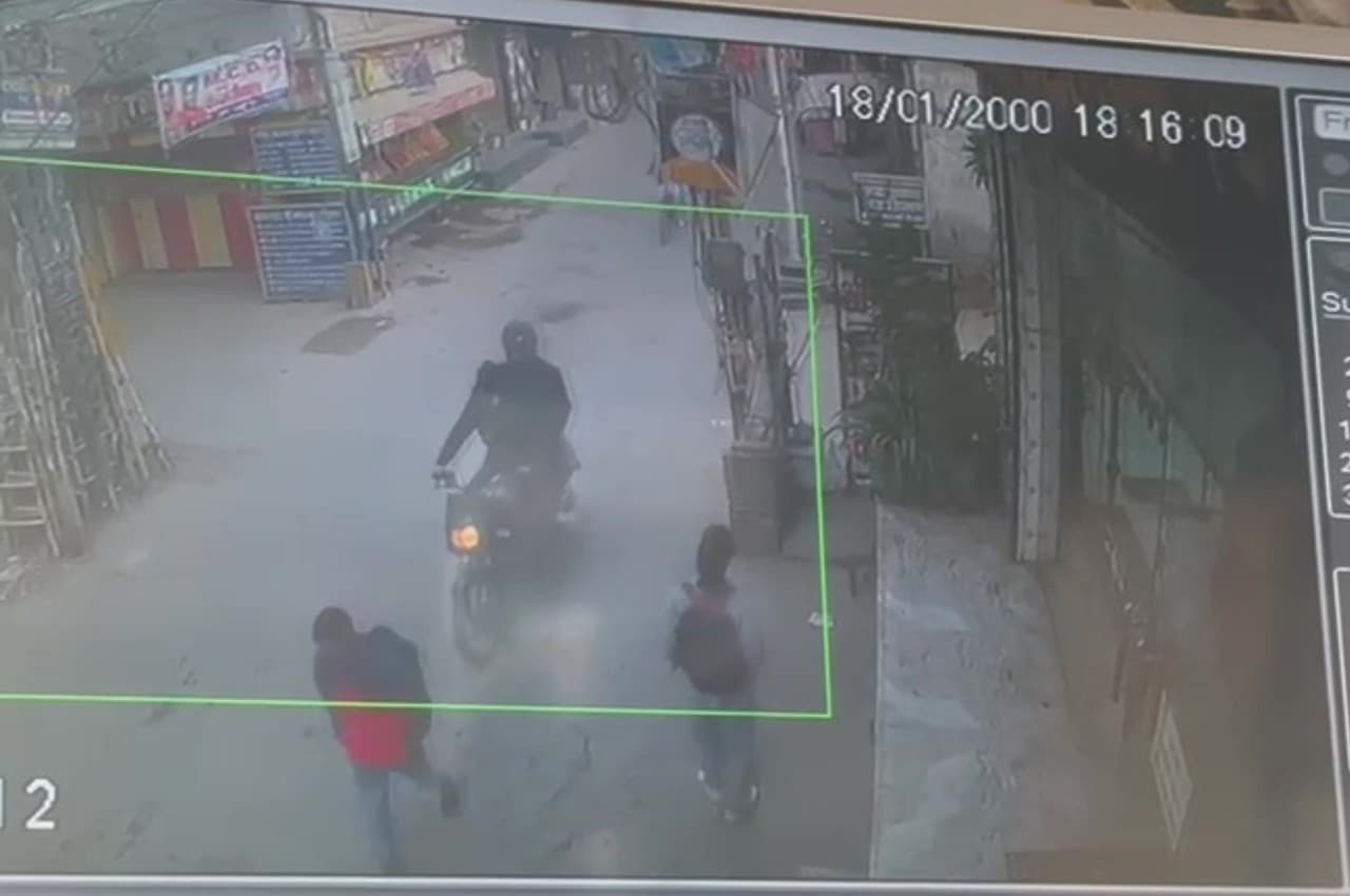 Delhi Crime News: दिल्ली के द्वारका इलाके में स्कूल की छात्रा पर एसिड अटैक, सफदरजंग अस्पताल में इलाज जारी