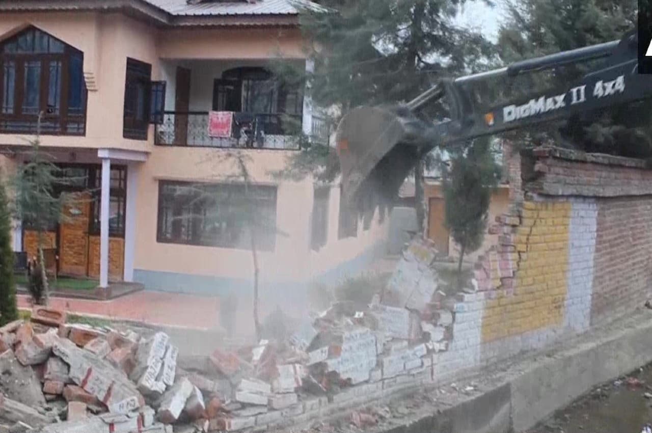 Jammu And Kashmir: घाटी में आतंक के खिलाफ कार्रवाई जारी, दक्षिणी कश्मीर में एक्टिव आतंकियों के घर पर चला बुलडोजर