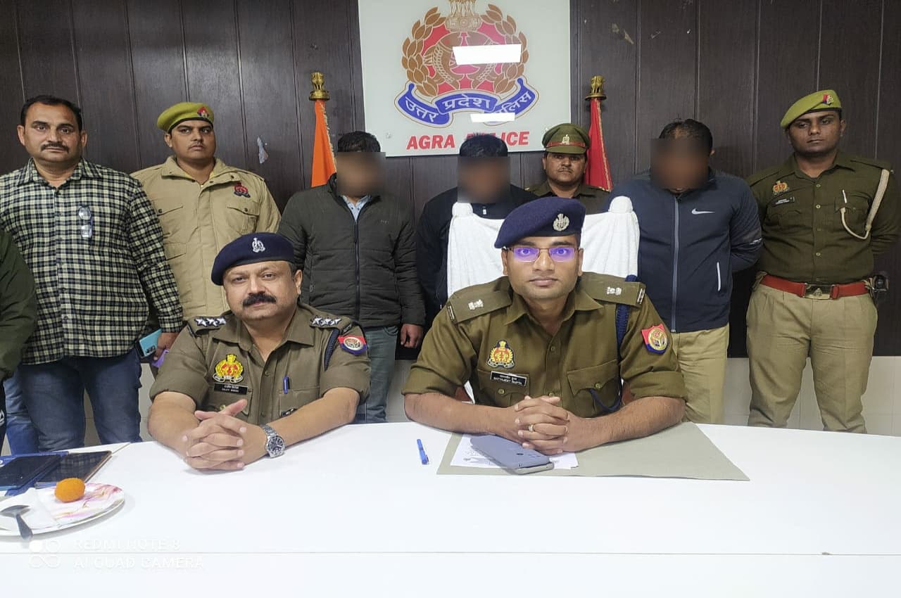 आगरा में 'तीन पुलिसवालों' को पुलिस ने ही गिरफ्तार किया, मामला जानकर उड़ जाएंगे होश