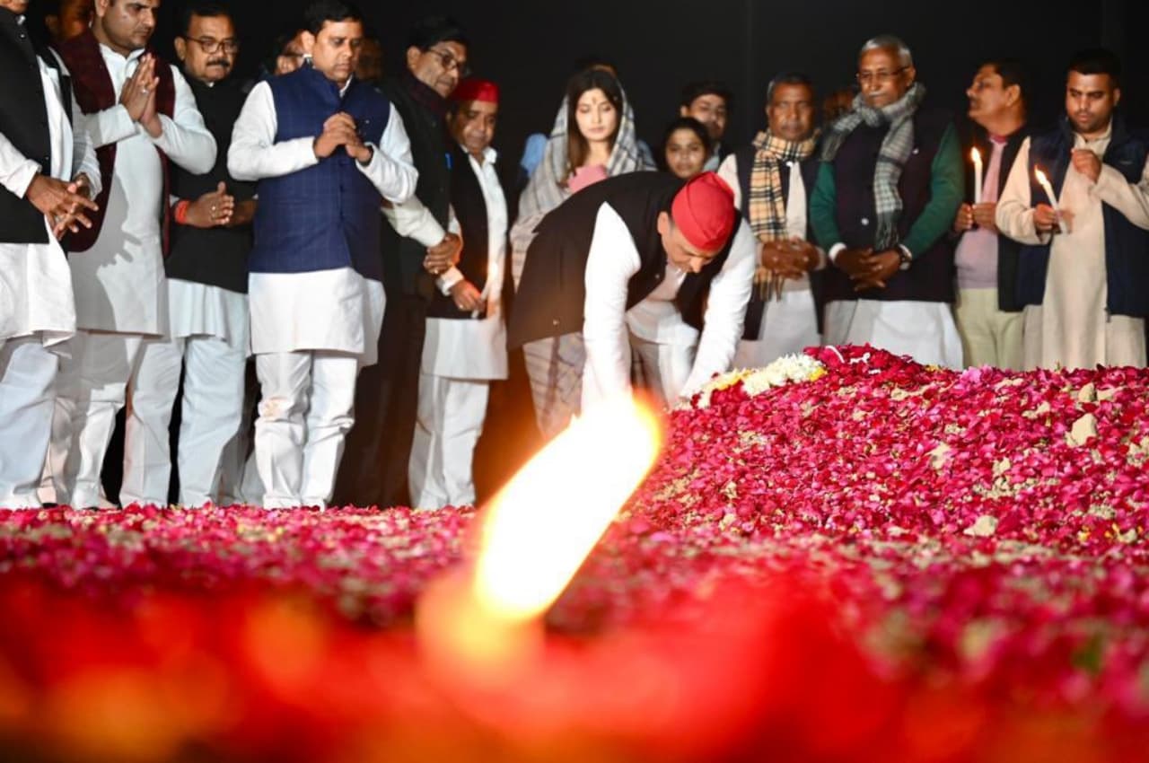 Mainpuri By-Election: जीत के बाद पिता की समाधि पर पहुंचे अखिलेश यादव, चाचा शिवपाल के लिए कहा- कद बड़ा ही होगा
