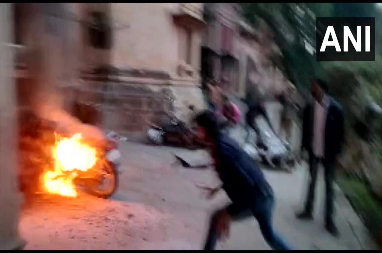 इलाहाबाद यूनिवर्सिटी में बवाल के बाद रजिस्ट्रार ने जारी किया नोटिस, घटना के बारे में कही ये बड़ी बात