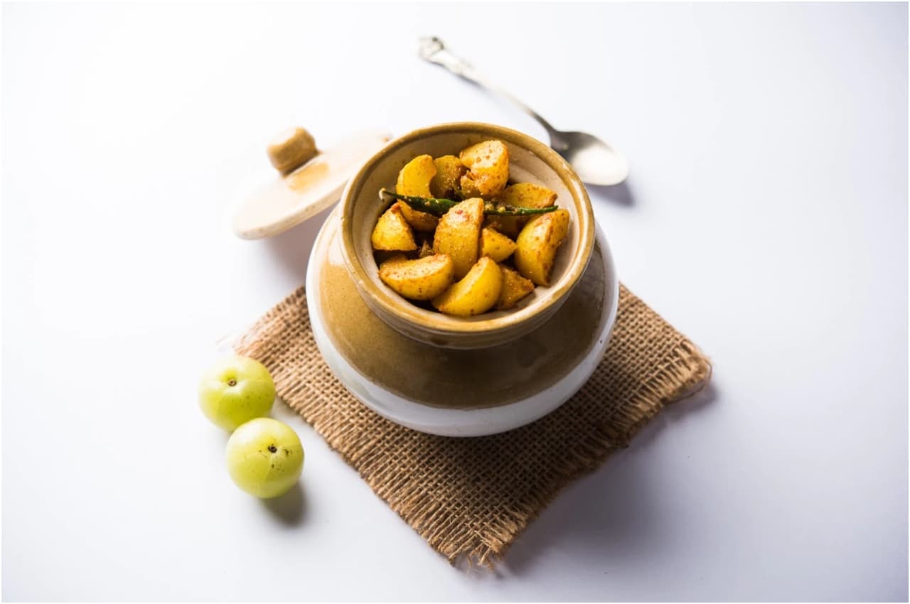 Amla Achar Recipe: सर्दियों में खाएं आंवले का अचार, ये है आसान रेसिपी