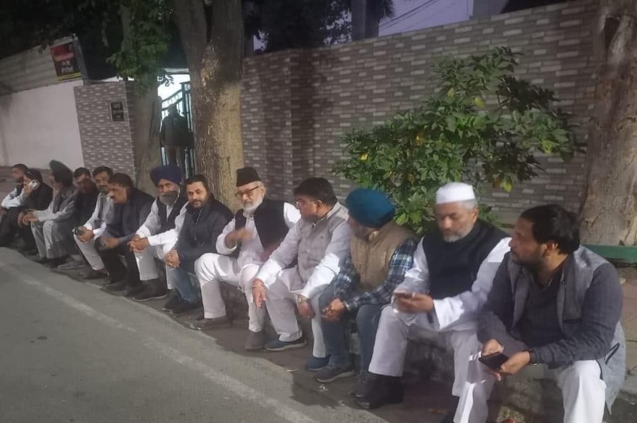 Rampur By-Election: वोटिंग से एक दिन पहले धरने पर बैठे सपा प्रत्याशी आसिम रजा, बोले- सेना बुलाओ