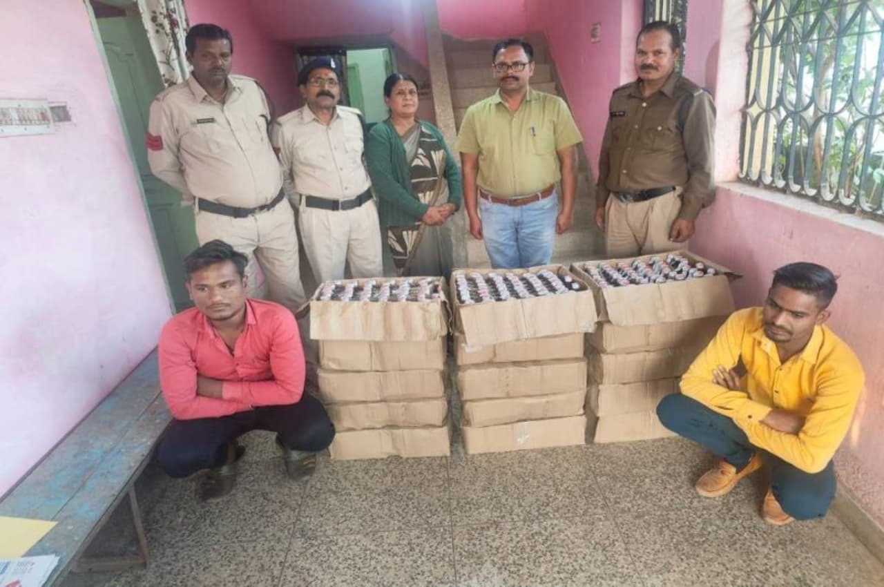 Baloda Bazar में पुलिस की बड़ी कार्रवाई, 15 पेटी अवैध शराब के साथ 2 आरोपी गिरफ्तार