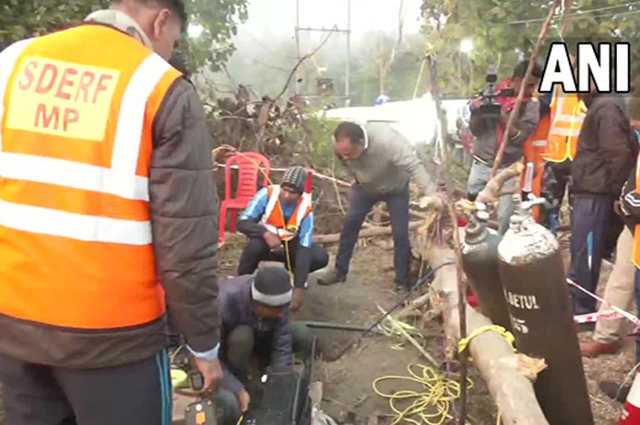 MP News: बैतूल में 400 फीट गहरे बोरवेल में फंसा 8 साल का मासूम, रेस्क्यू ऑपरेशन और दुआओं का दौर जारी