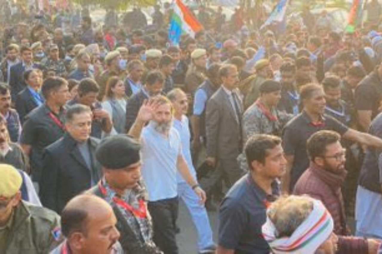 दिल्ली में भारत जोड़ो यात्रा: कमल हसन के साथ लाल किले पहुंचे राहुल गांधी, बोले- देश से नफरत मिटाने की जरूरत