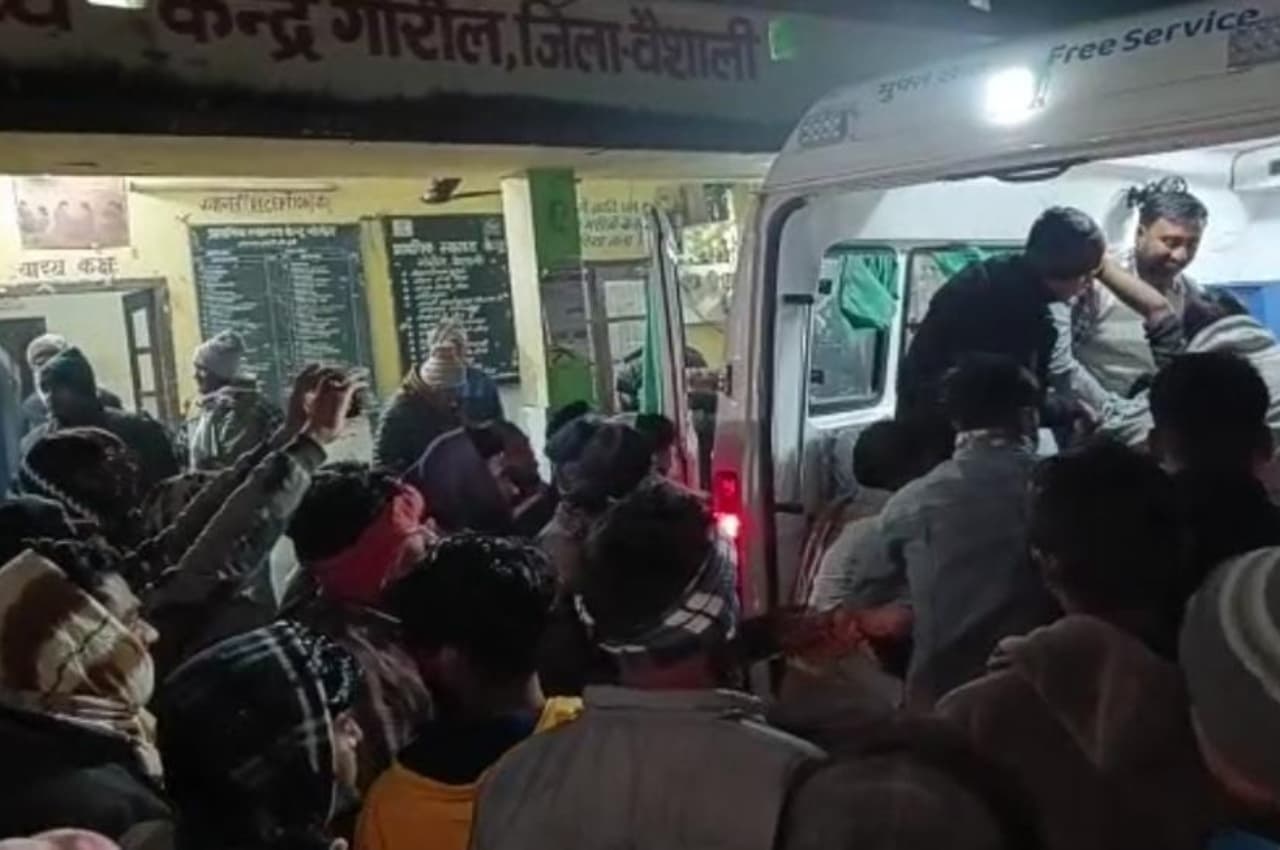 वैशाली में दुकान बंद कर घर लौट रहे पिता पुत्र को अपराधियों ने मारी गोली