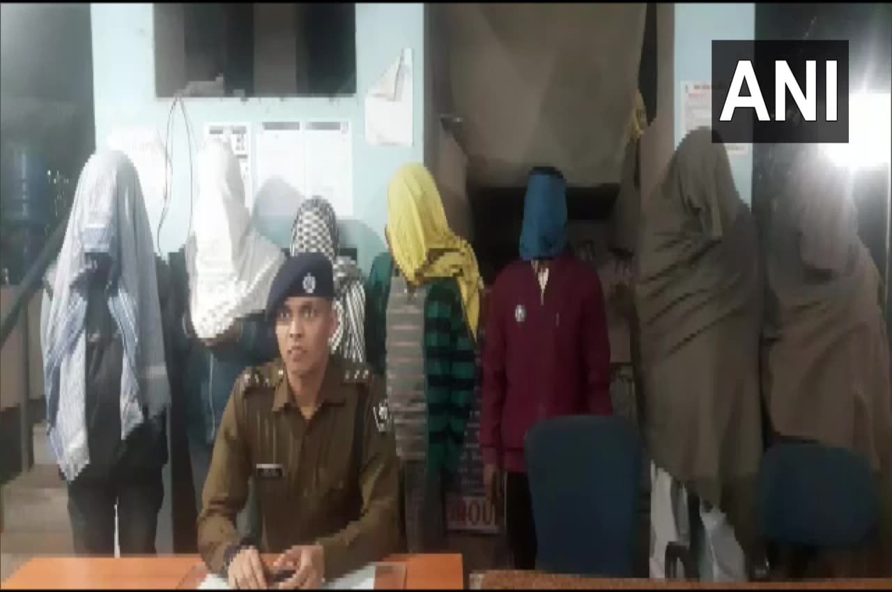 बिहार में ये कैसी शराबबंदी! हवालात में कर रहे थे दारू पार्टी, 2 कांस्टेबल और पांच कैदी गिरफ्तार