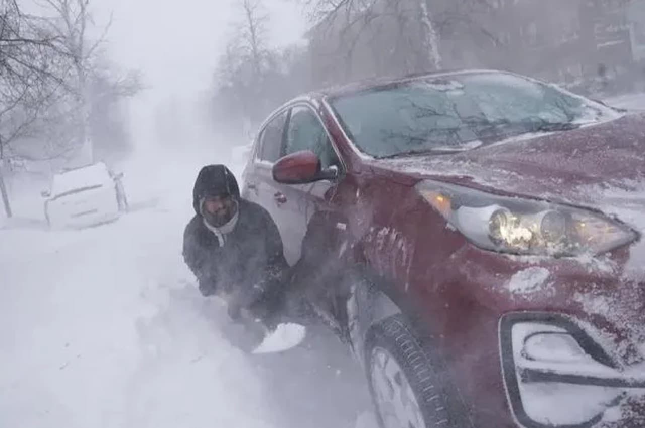 Bomb Cyclone: अमेरिका में बर्फीले तूफान का कहर जारी, अब तक 34 लोगों की मौत; अभी भी बिना बिजली के लाखों लोग