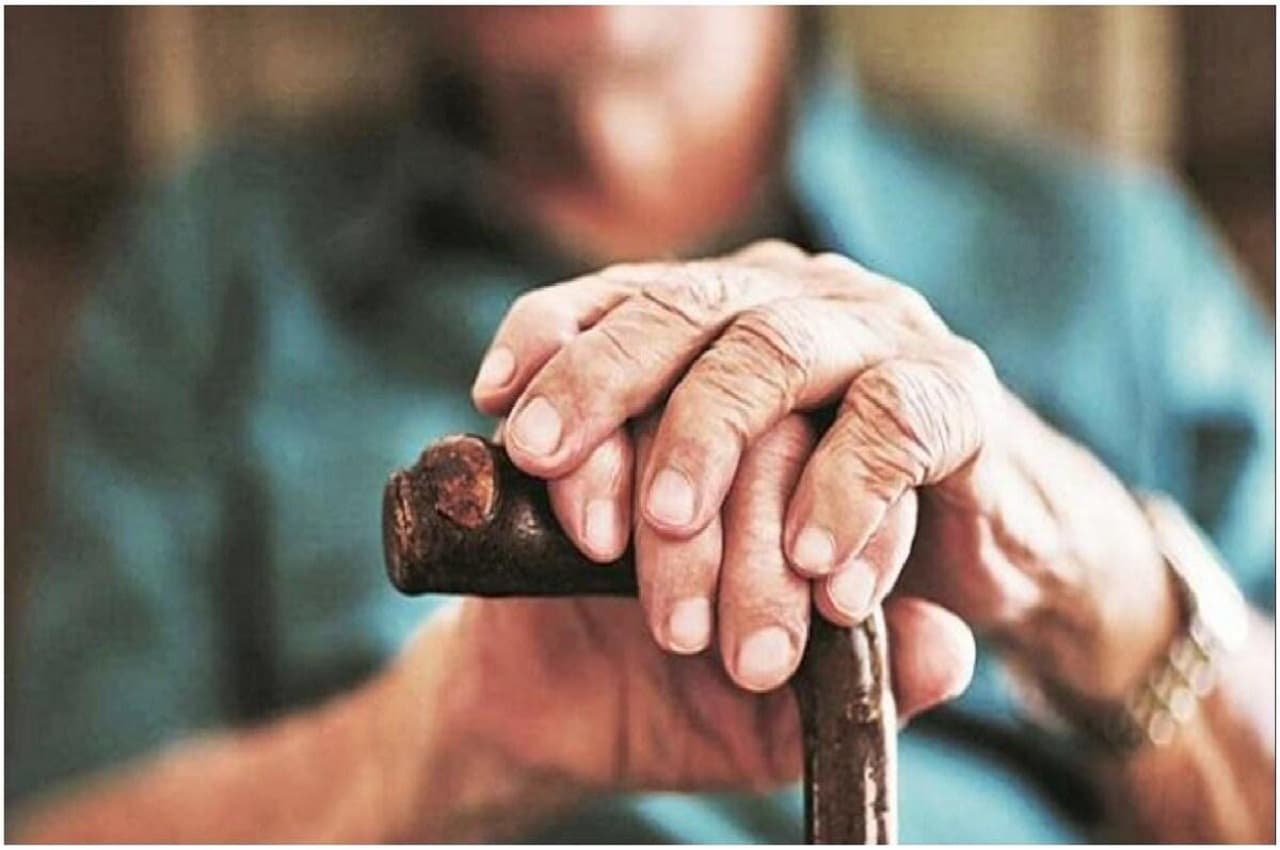 Senior Citizen Good News: केंद्र ने वरिष्ठ नागरिकों के लिए बचत योजनाओं पर बढ़ाई ब्याज! यहां जानें- पूरी जानकारी