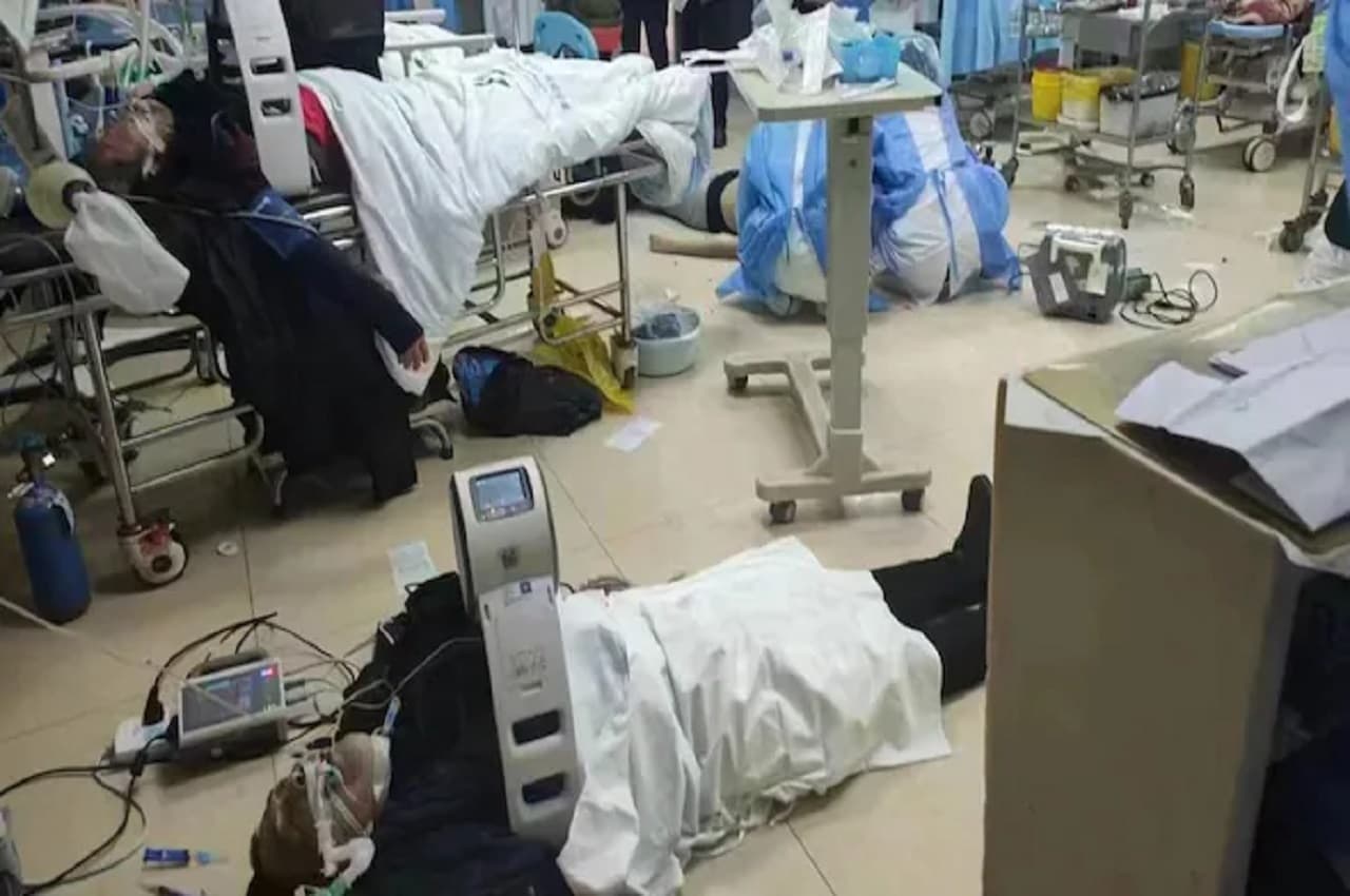 कोरोना में उछाल, चीन के अस्पताल में थका हुआ डॉक्टर गिरा, बीजिंग में हालात बेकाबू