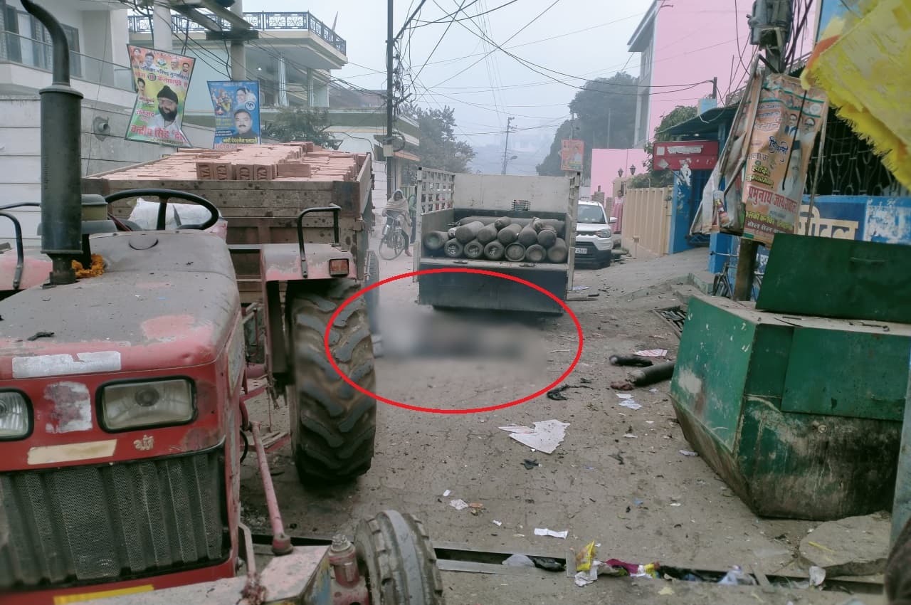 चंदौली में ऑक्सीजन सिलेंडर फटने से दो लोगों के उड़े चीथड़े, आसपास की कई गाड़ियों के शीशे भी गायब