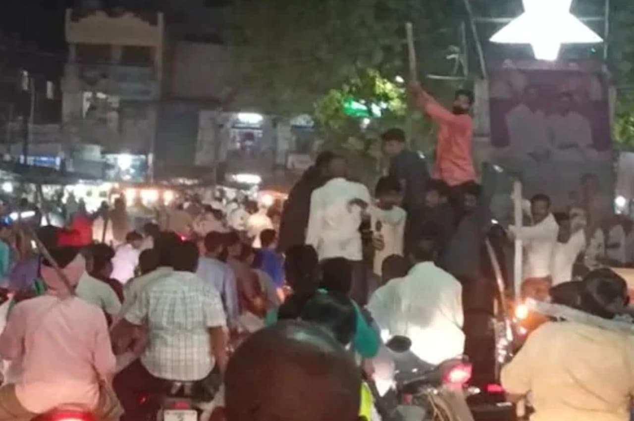 Andhra Pradesh: पुलिस की मौजूदगी में YSRCP और TDP के कार्यकर्ता आपस में भिड़े, हिंसक झड़प के बाद कई गिरफ्तार
