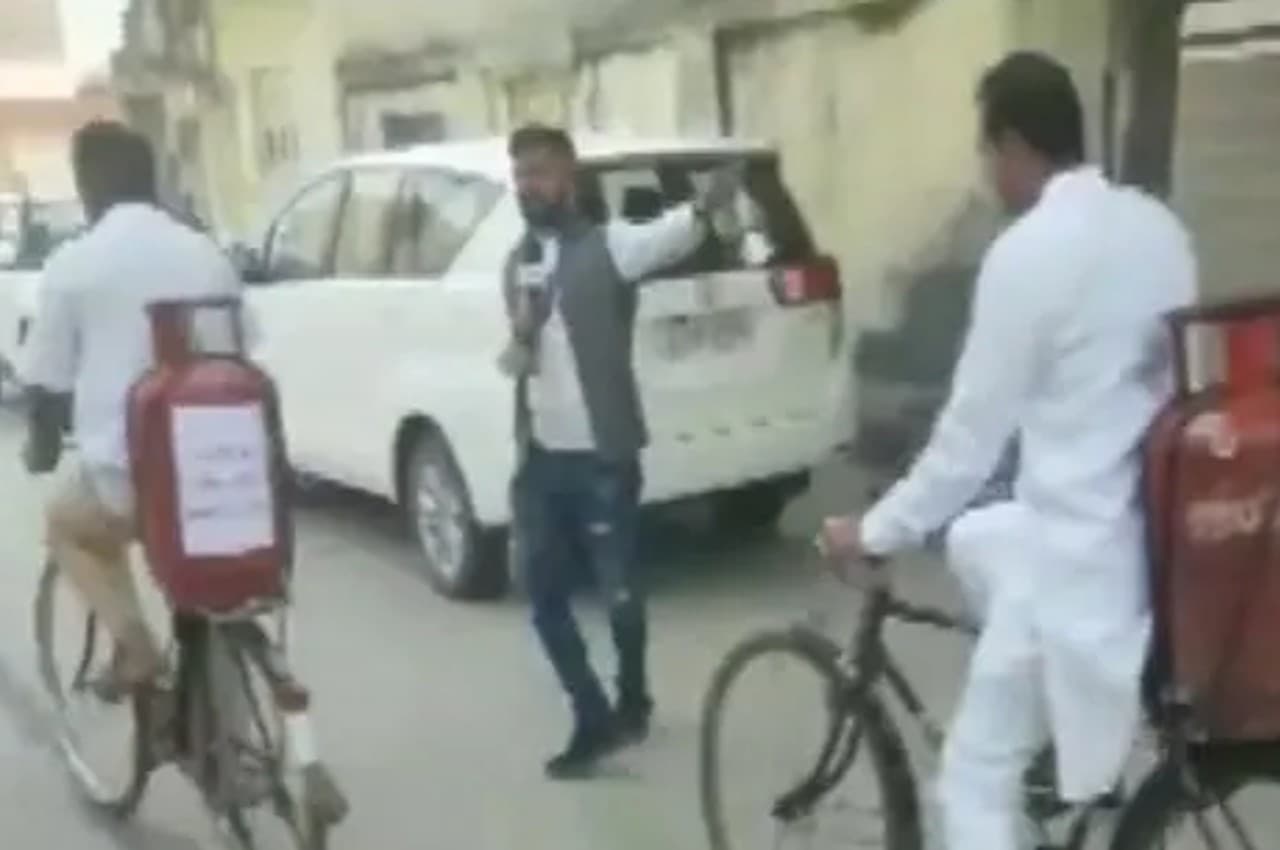 Gujarat Election 2022: साइकिल पर गैस सिलेंडर लेकर मतदान केंद्र पहुंचे कांग्रेस विधायक