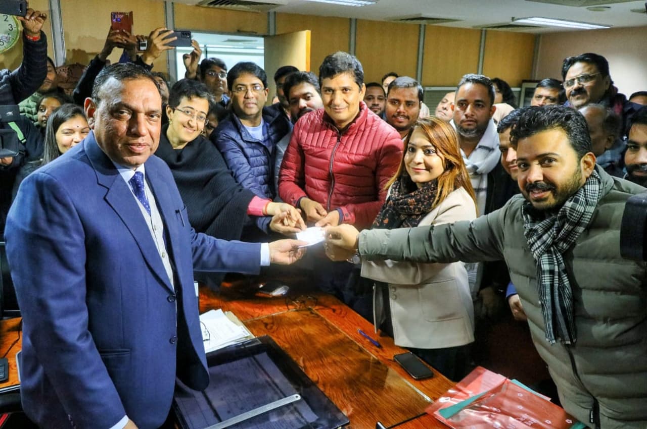 आम आदमी पार्टी की तरफ से शैली ओबरॉय ने मेयर और आले मोहम्मद इक़बाल ने डिप्टी मेयर पद के लिए किया नामांकन
