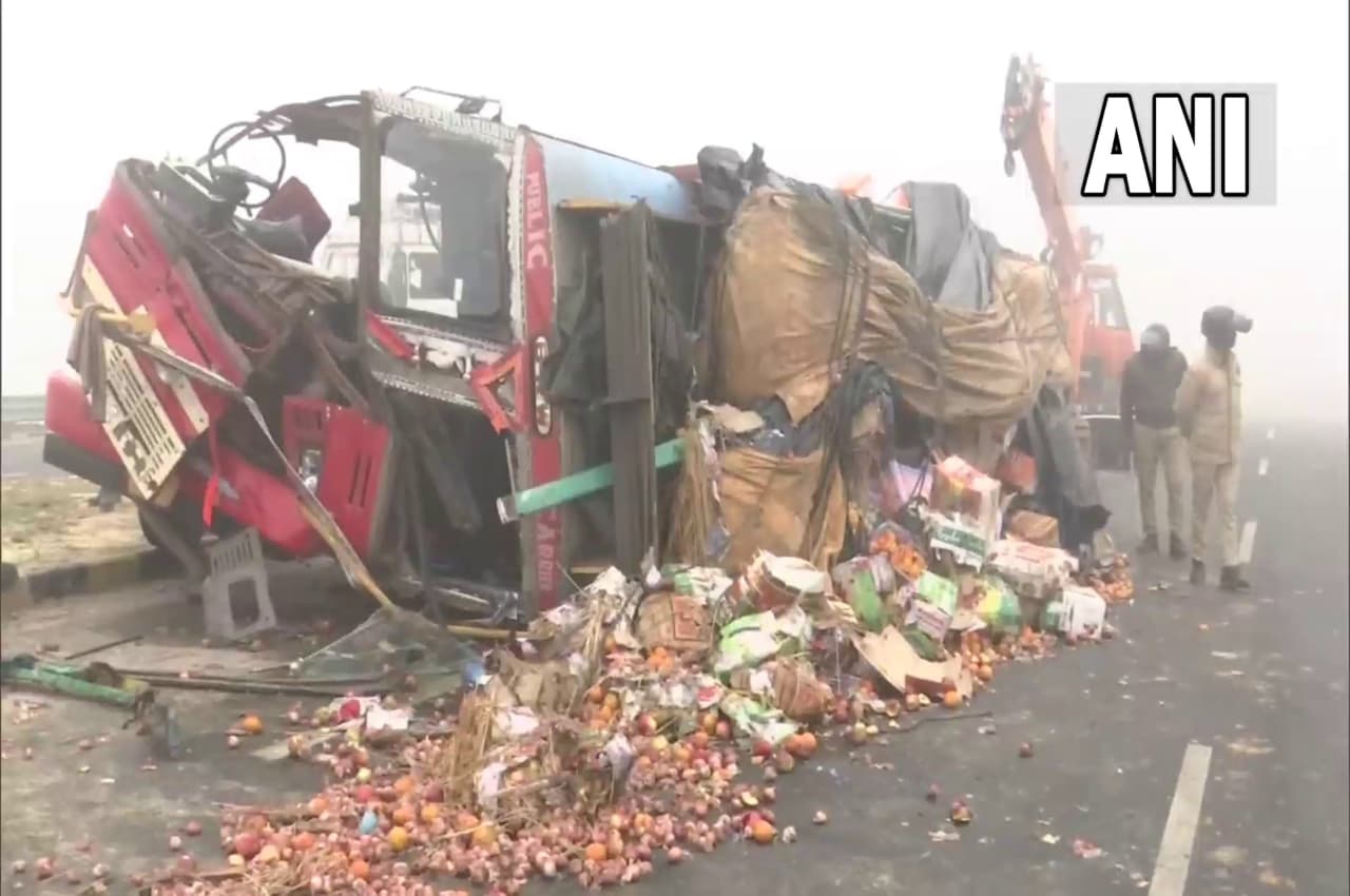 UP में और घना हुआ कोहरा; गोरखपुर में यात्रियों से भरी बस पलटी, फिर आपस में भिड़ते गए वाहन