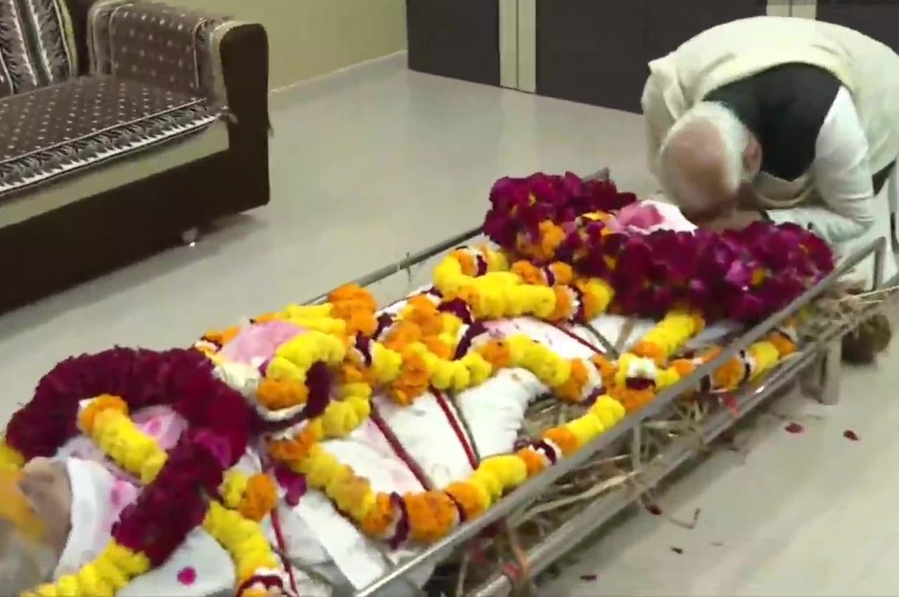 Heeraben Modi Passes Away: पहले ट्वीट फिर गुजरात पहुंचकर PM मोदी ने ऐसे दी मां को अंतिम विदाई, देखें फोटोज
