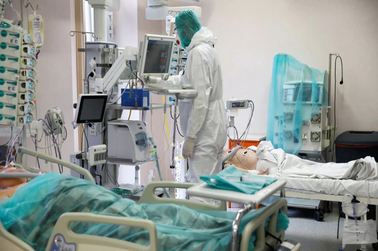 Noida: इंजीनियरिंग कॉलेज में रैगिंग! 4 सीनियरों ने जूनियर छात्र का पांच जगह से तोड़ा कंधा