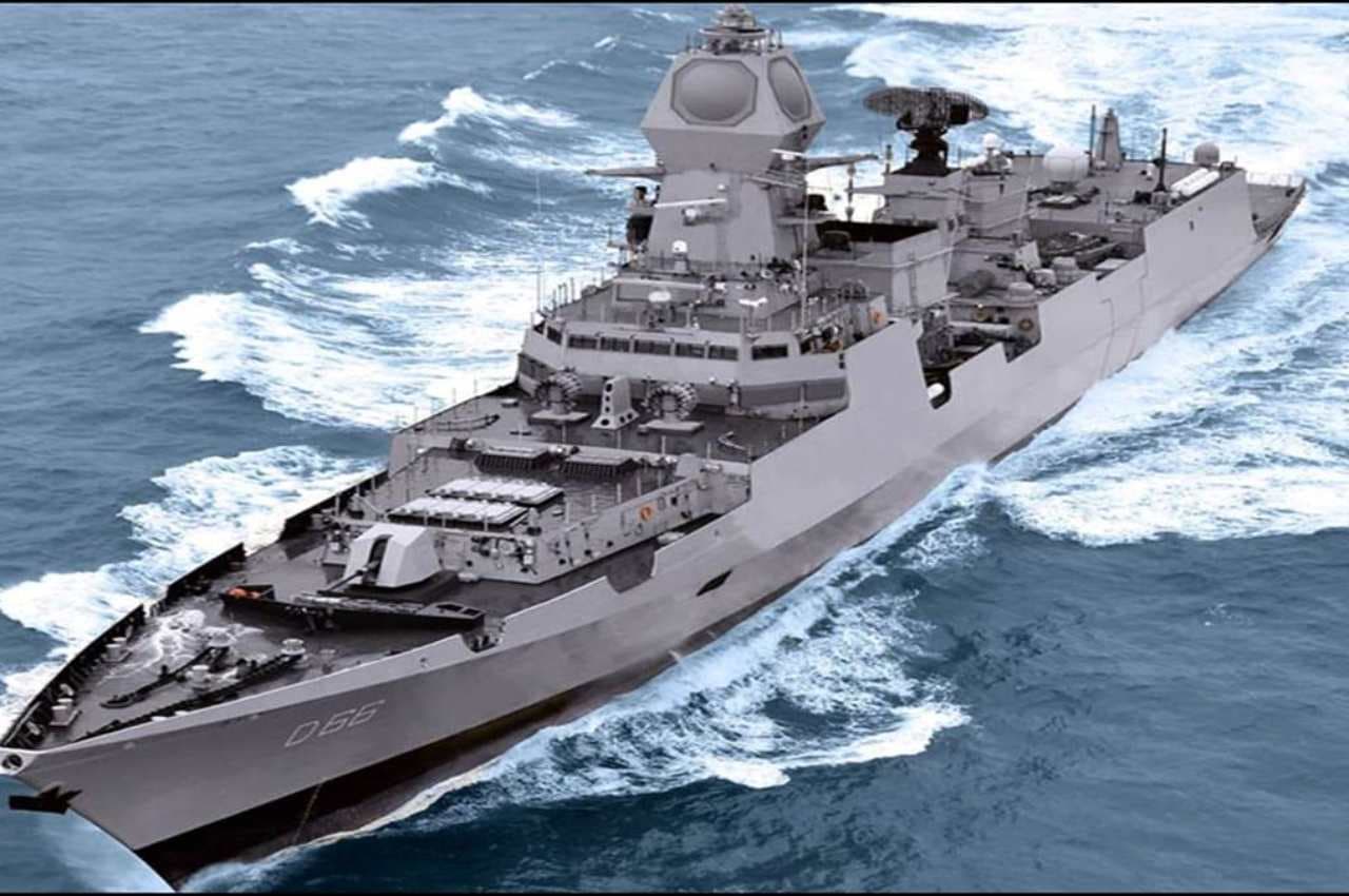भारतीय नौसेना में शामिल हुआ INS मोरमुगाओ, रक्षा मंत्री राजनाथ सिंह ने बताई विध्वंसक युद्धपोत की खूबियां