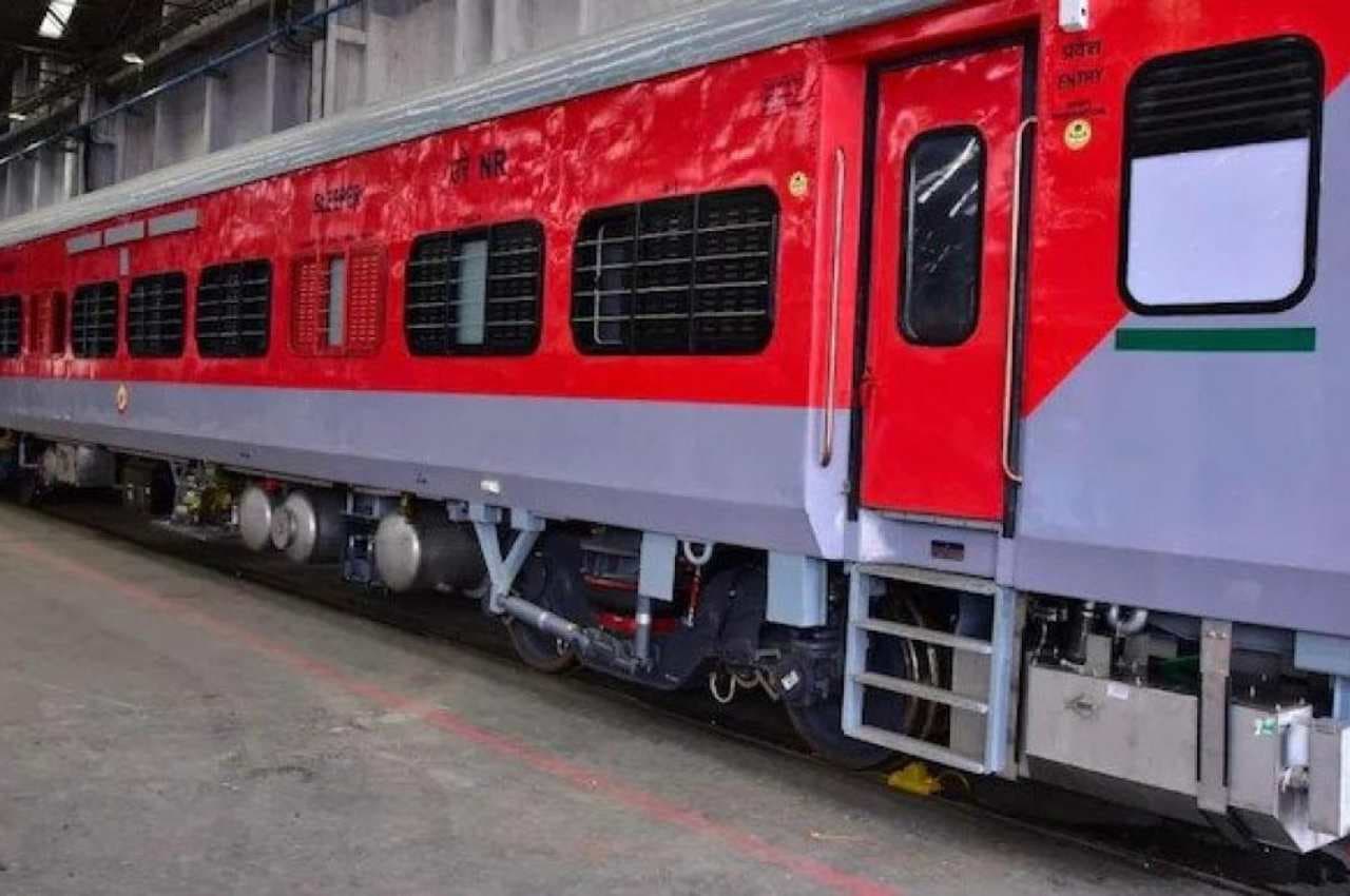 पानी की बोतल के लिए यात्री से वसूले अधिक पैसे, रेलवे ने ठेकेदार के खिलाफ की कार्रवाई