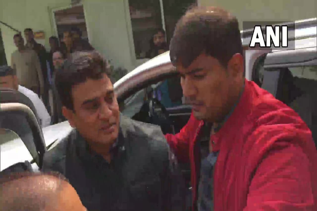 कानपुर में सपा MLA इरफान सोलंकी गिरफ्तार, भाई के साथ कमिश्नर ऑफिस में किया सरेंडर