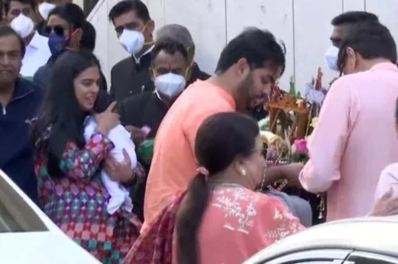 अमेरिका से जुड़वां बच्चों के साथ मुंबई पहुंचीं ईशा अंबानी: देश के कई बड़े मंदिरों में कल होगी विशेष पूजा, सोने का किया जाएगा दान