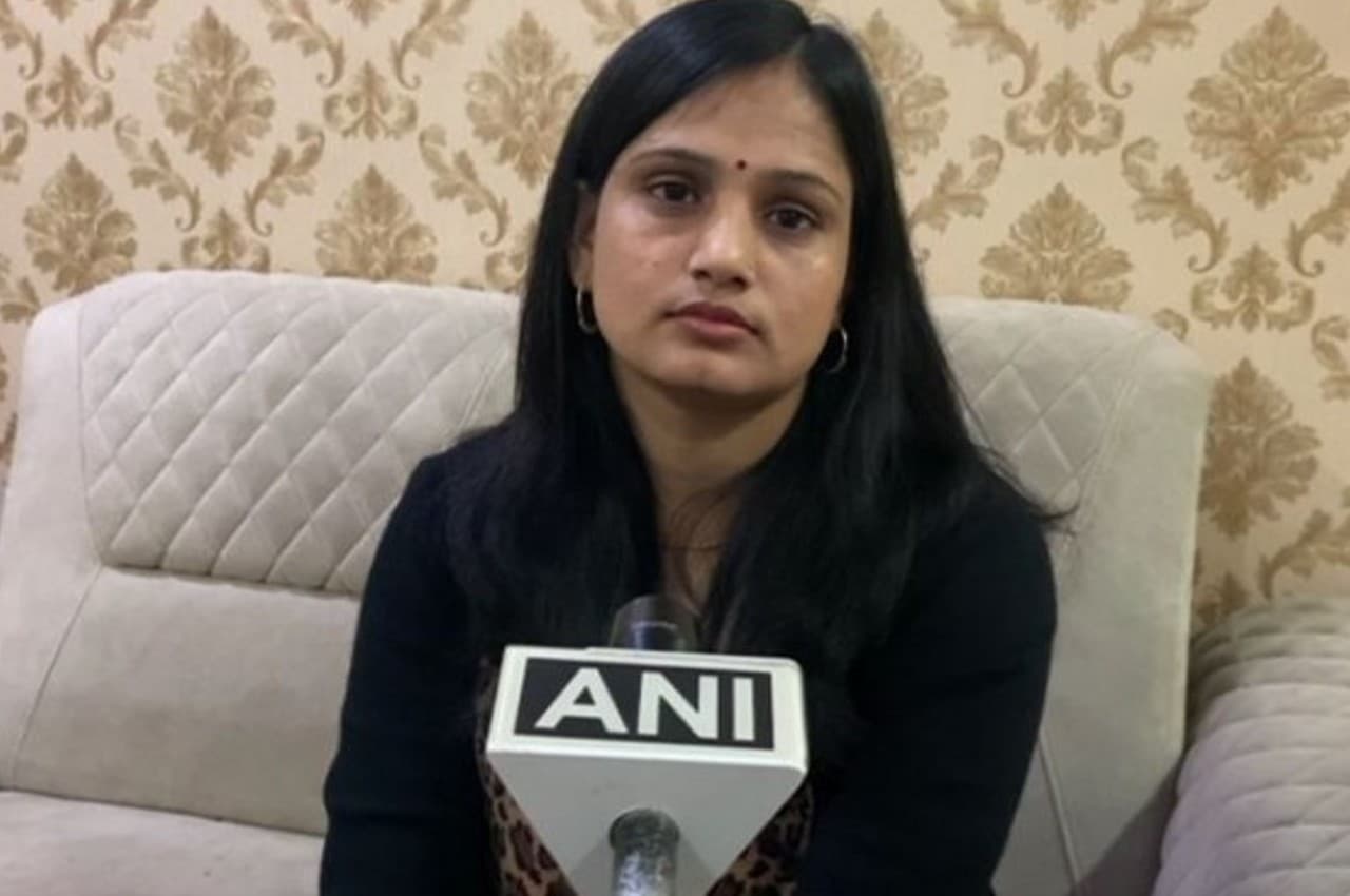 Greater Noida: ठंड में लावारिस हालत में मिली नवजात, थानेदार की पत्नी ने उठाया और फिर सीने से लगाकर...