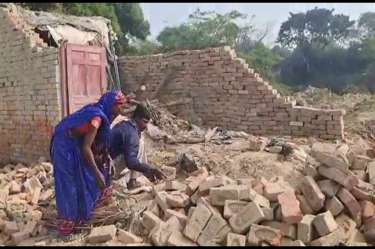 कानपुर में प्रधान की दबंगई; बिना नोटिस-सूचना मजदूर के घर पर चलवा दिया बुल्डोजर, सदमे में परिवार