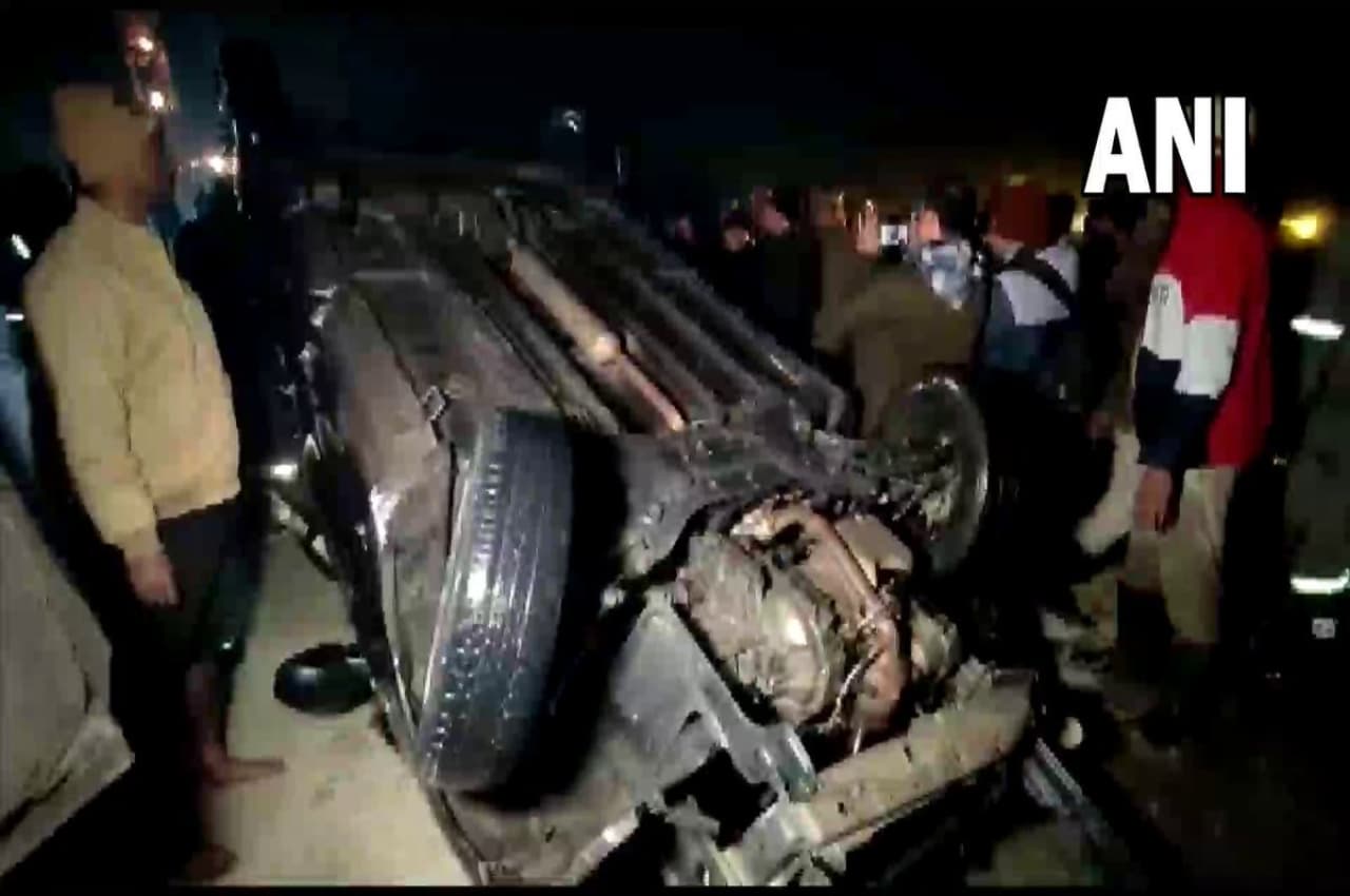 गोमती नदी में गिरी बेकाबू कार, महिला समेत दो लोग लापता, दो को पुलिस ने बचाया, जानें पालतू कुत्ते का क्या हुआ?