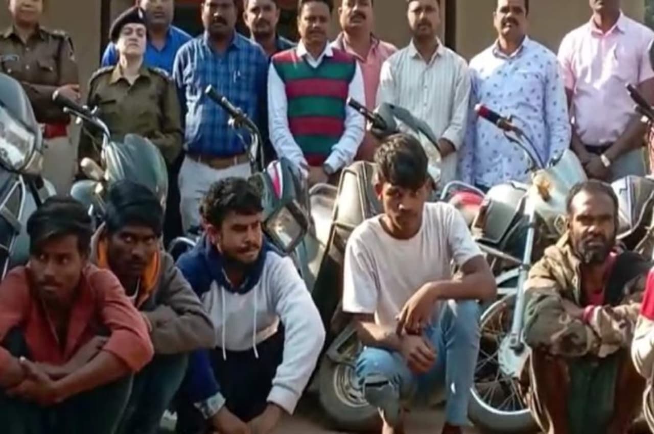 Mahasamund Crime News: अंतर्राज्यीय बाइक चोर गिरोह का पर्दाफाश, डीलर सहित 6 अंतर्राज्यीय चोर गिरफ्तार
