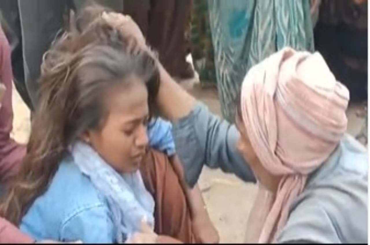 Viral Video: मिड-डे मील खाते ही बिगड़ी 15 लड़कियों की तबीयत, डॉक्टर की जगह बुला लिया तांत्रिक, फिर...