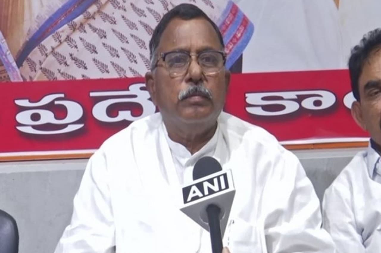 Telangana: कांग्रेस नेता का आरोप, बोले- PM मोदी के इशारे पर TRS का नाम बदलकर BRS किया गया