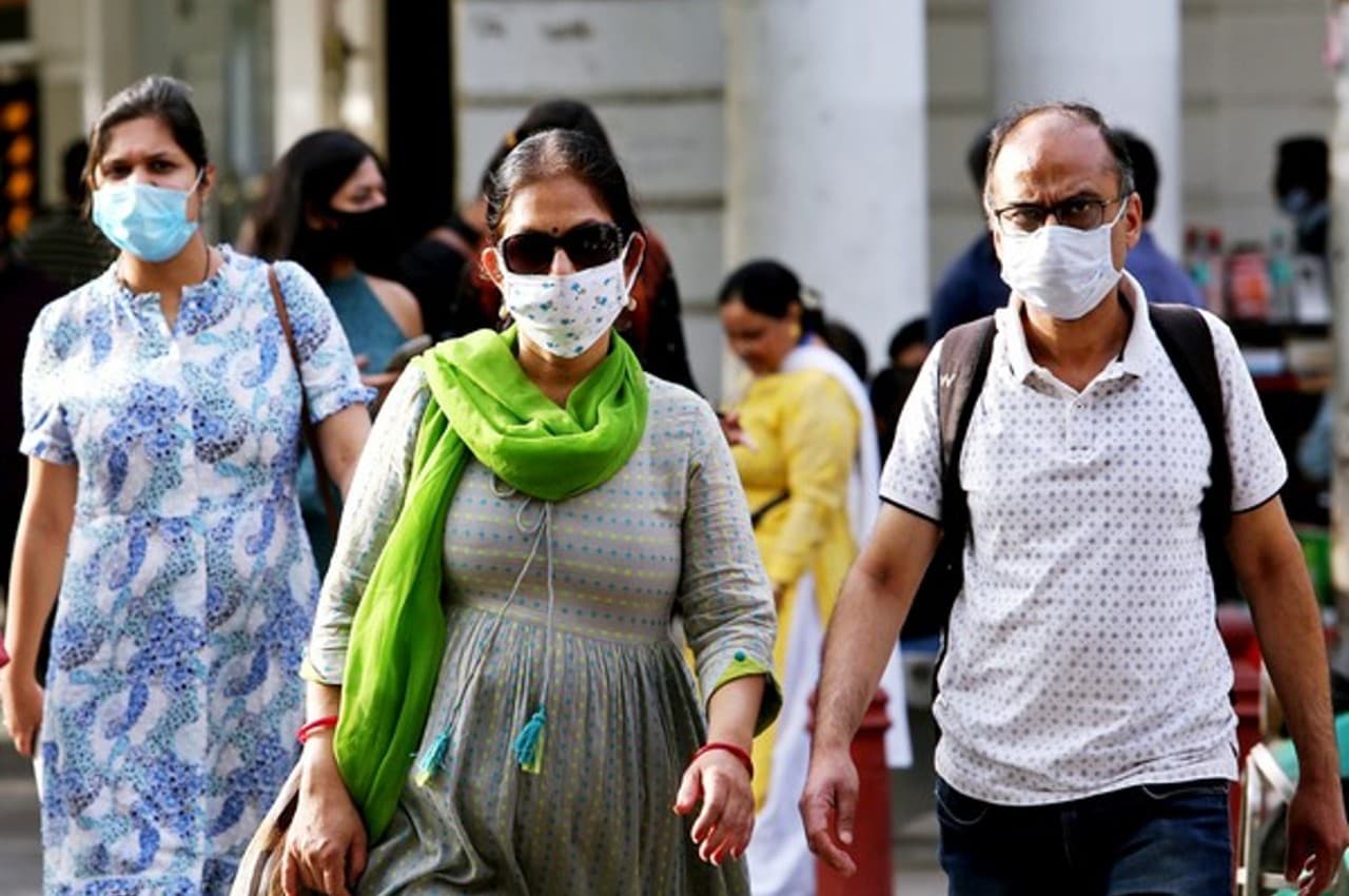 Mask Wearing Mandatory: कोरोना को लेकर कर्नाटक सरकार अलर्ट, कालाबुरागी हवाई अड्डे पर मास्क पहनना अनिवार्य