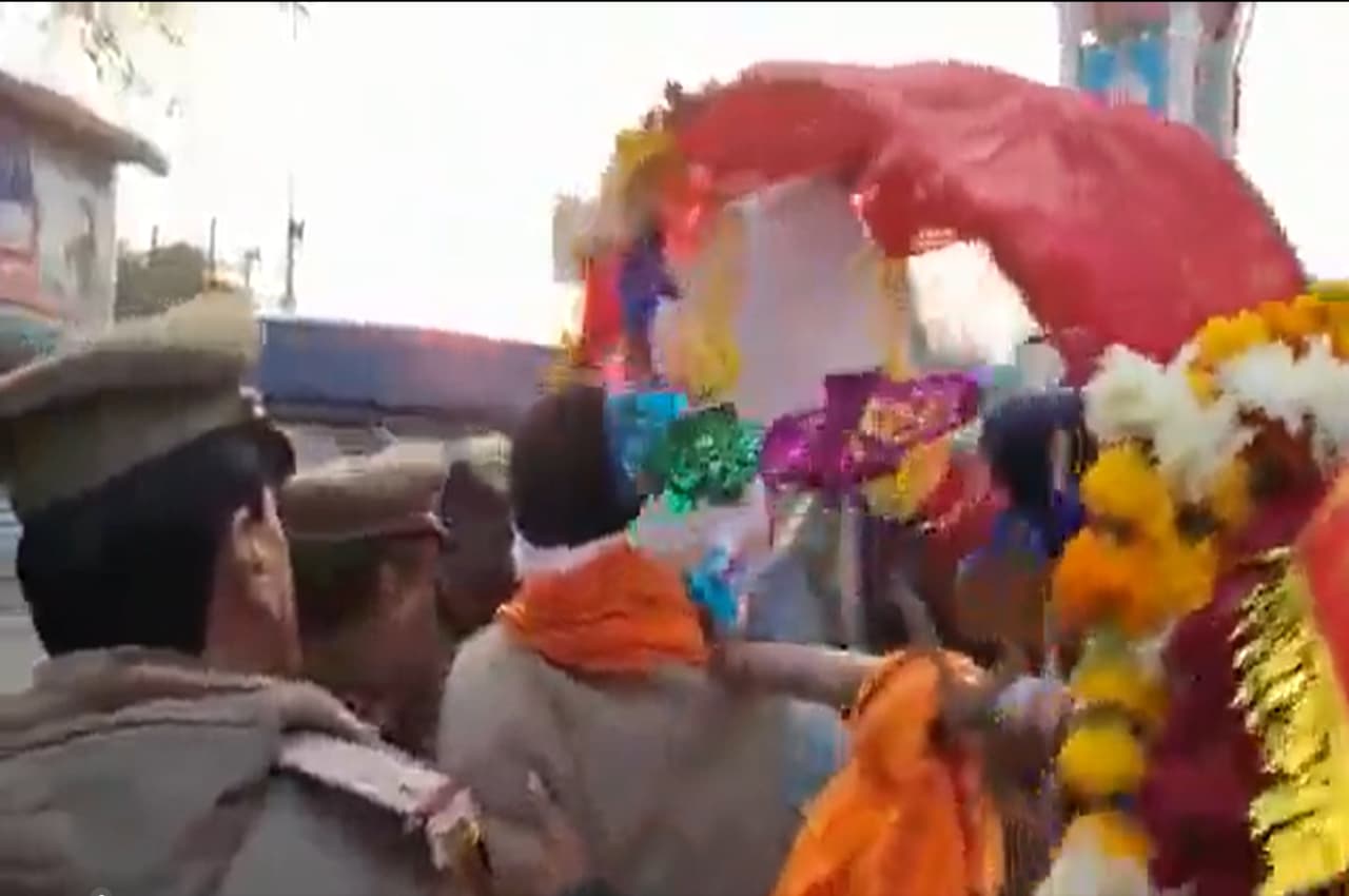 मथुरा में हाईअलर्ट; गंगाजल लेकर मस्जिद में घुस रहा था शख्स, फिर पुलिस ने किया ये काम, देखें Video