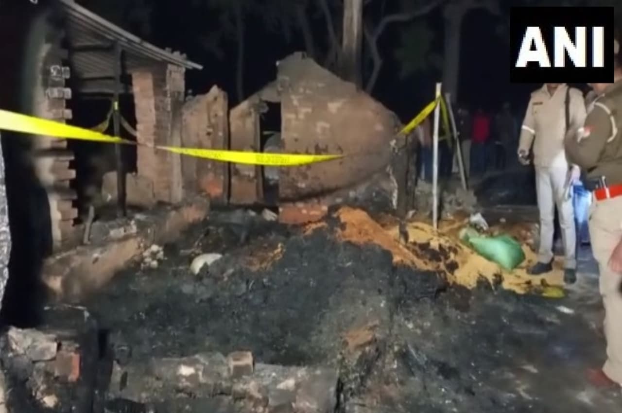 मऊ में दर्दनाक हादसा; सर्दी से बचने के लिए जलाए अलाव से झोपड़ी में लगी आग, जिंदा जले मां और 4 बच्चे