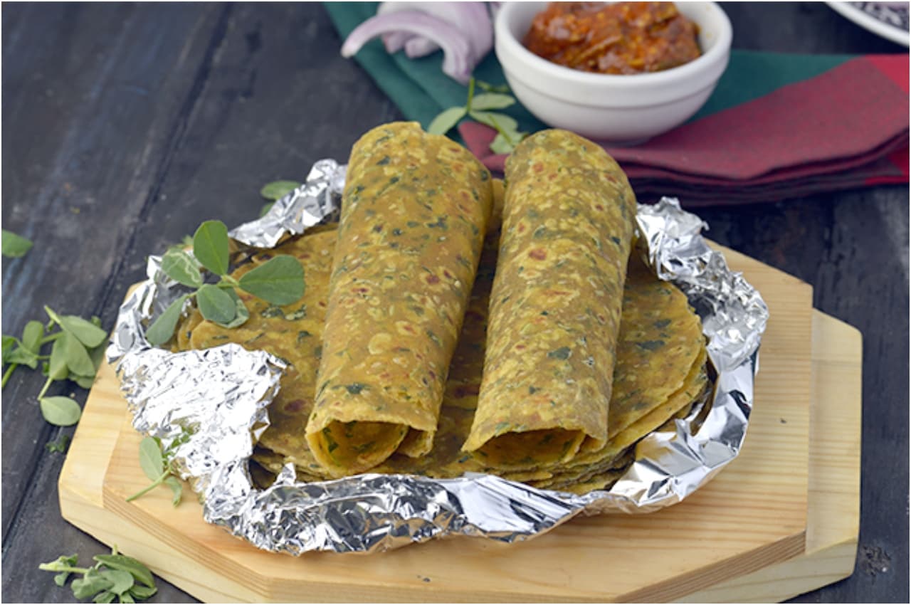 Methi Thepla Recipe: यात्रा में जाना हो या कुछ झटपट बनाना हो, मेथी थेपला रेसिपी है बेस्ट! जानें रेसिपी