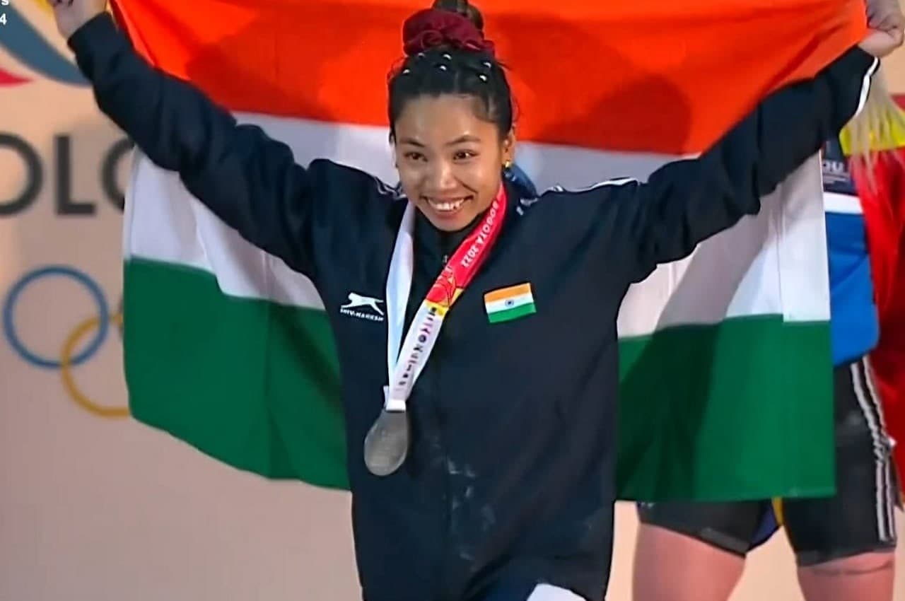 Weightlifting World Championships में मीराबाई चानू ने ओलंपिक चैंपियन Hou Zhihua को हराकर सिल्वर मेडल जीता