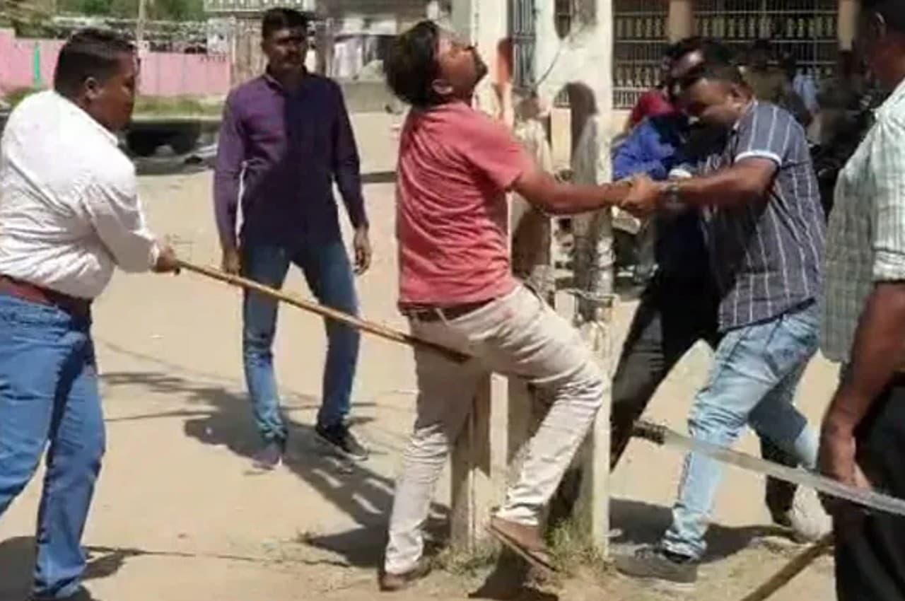 Gujarat Election: जहां मुस्लिमों की खंभे से बांधकर की गई थी पिटाई, उस गांव के वोटर्स ने किया मतदान का बहिष्कार