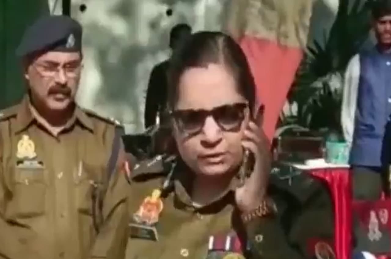 Viral Video: ये कोई एक्सक्यूज नहीं है... मुझे ऐसा SHO नहीं चाहिए... कमिश्नर ने ये कहते हुआ सस्पेंड कर दिया थानेदार