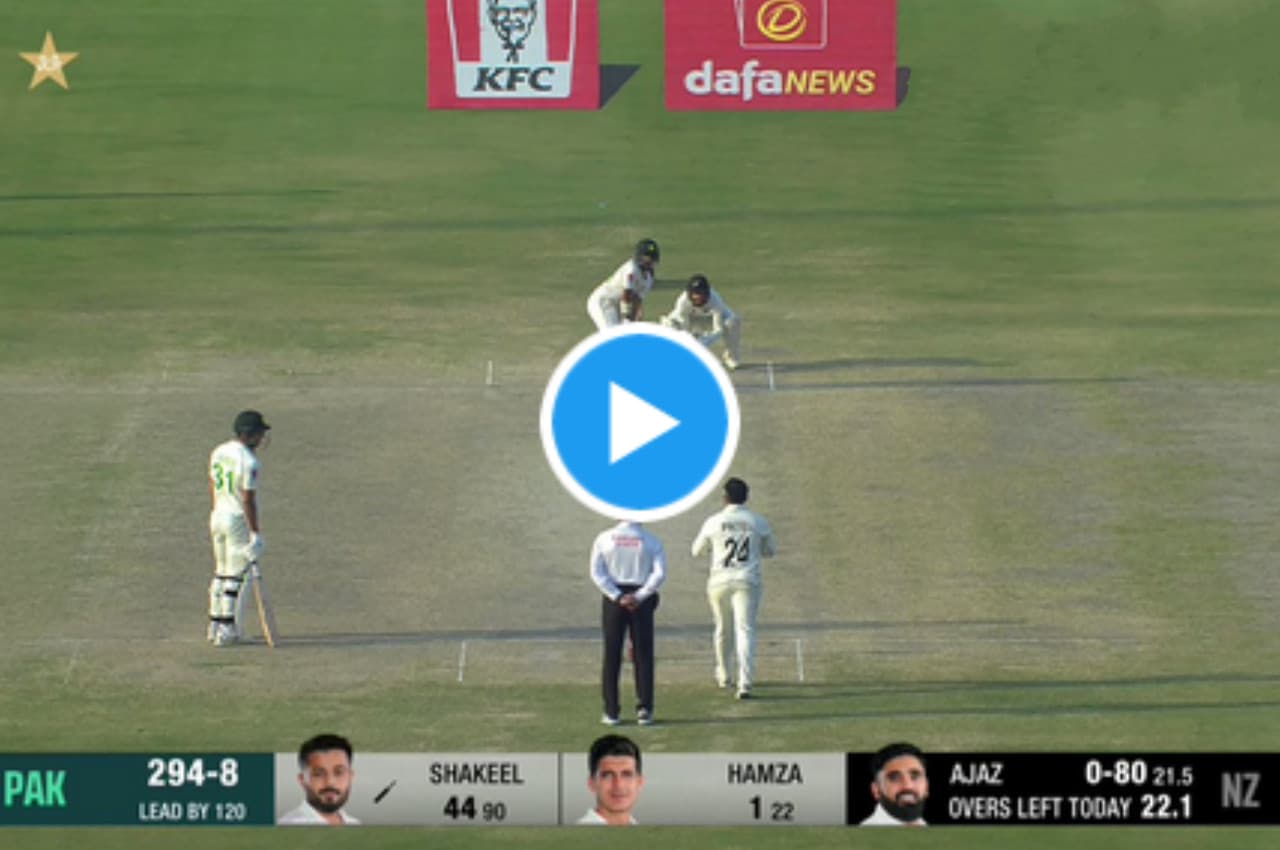 PAK vs NZ: बेखौफ...दो कदम आगे बढ़े शकील और एजाज की गेंद पर जड़ दिया खतरनाक छक्का, देखें वीडियो
