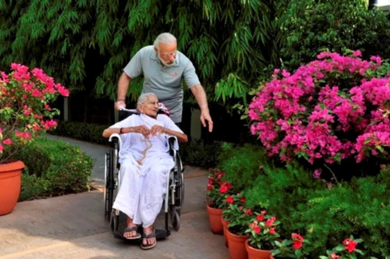 मां हीराबेन के काफी करीब थे प्रधानमंत्री नरेंद्र मोदी, तस्वीरों में देखें मां-बेटे की बॉन्डिंग