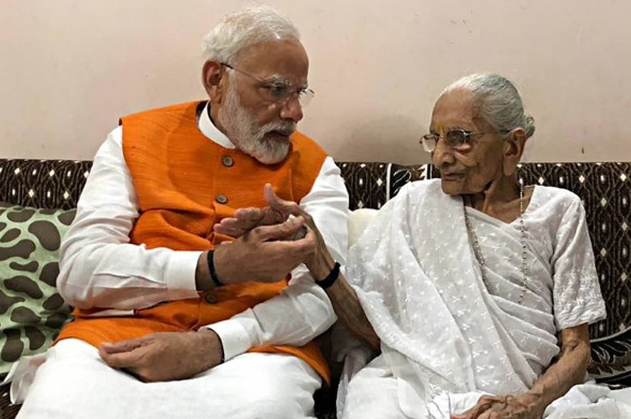 PM Modi Mother Passes Away: प्रधानमंत्री की मां के निधन पर अमित शाह, जेपी नड्डा, CM योगी, स्मृति ईरानी ने जताया दुख