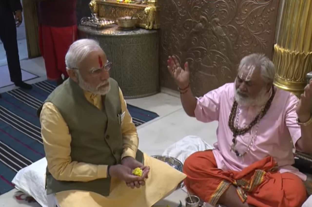 Gujarat Election 2022: अहमदाबाद में मां भद्रकाली मंदिर में PM मोदी ने की पूजा, रोड शो शुरू