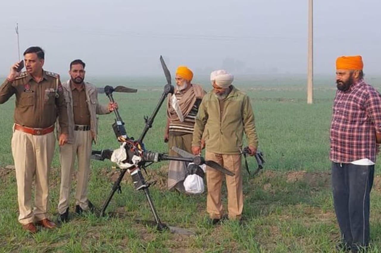 Pakistani Drone: पंजाब में भारत-पाक सीमा के पास 5 किलो हेरोइन ले जा रहा पाकिस्तानी ड्रोन जब्त
