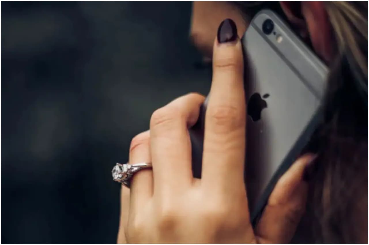 Phone Call Recording: कहीं आपकी कॉल तो नहीं हो रही रिकॉर्ड? ऐसे करें पता