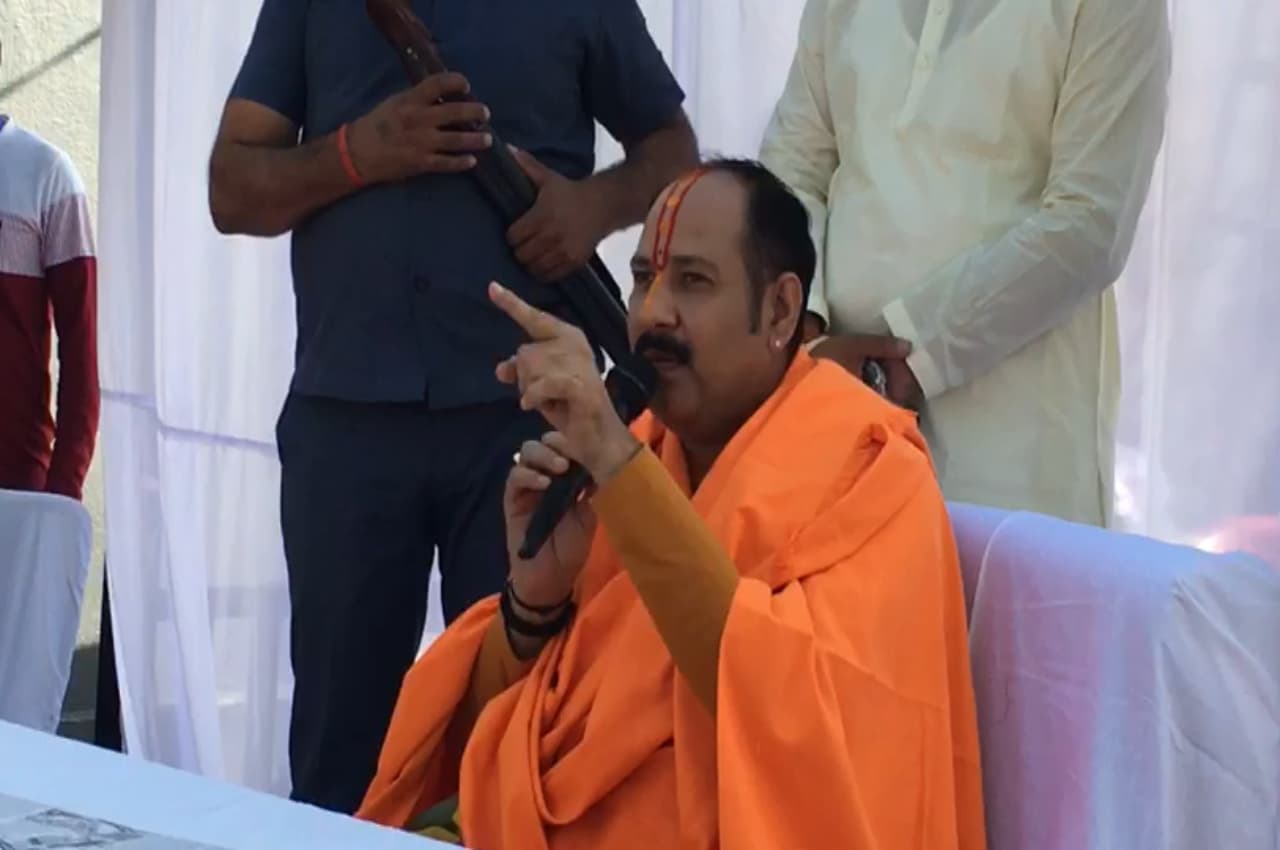 व्यास पीठ से बोले Pradeep Mishra , कहा- हर परिवार से एक बेटा हो संघ-बजरंग दल में शामिल