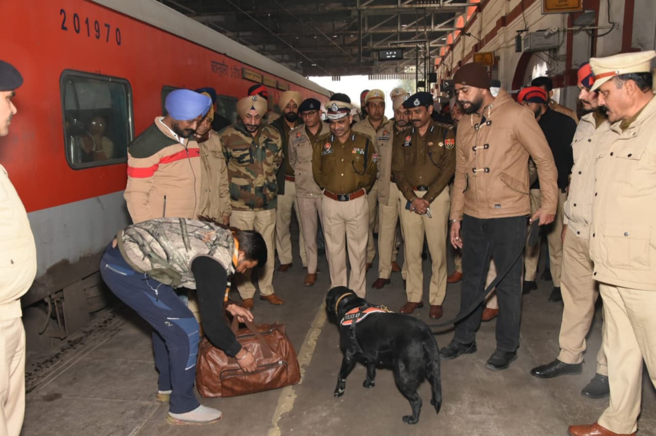 ऑपरेशन ईगल के तहत पंजाब पुलिस ने बस अड्डों, रेलवे स्टेशनों समेत विभिन्न जगहों पर चलाया विशेष चेकिंग अभियान