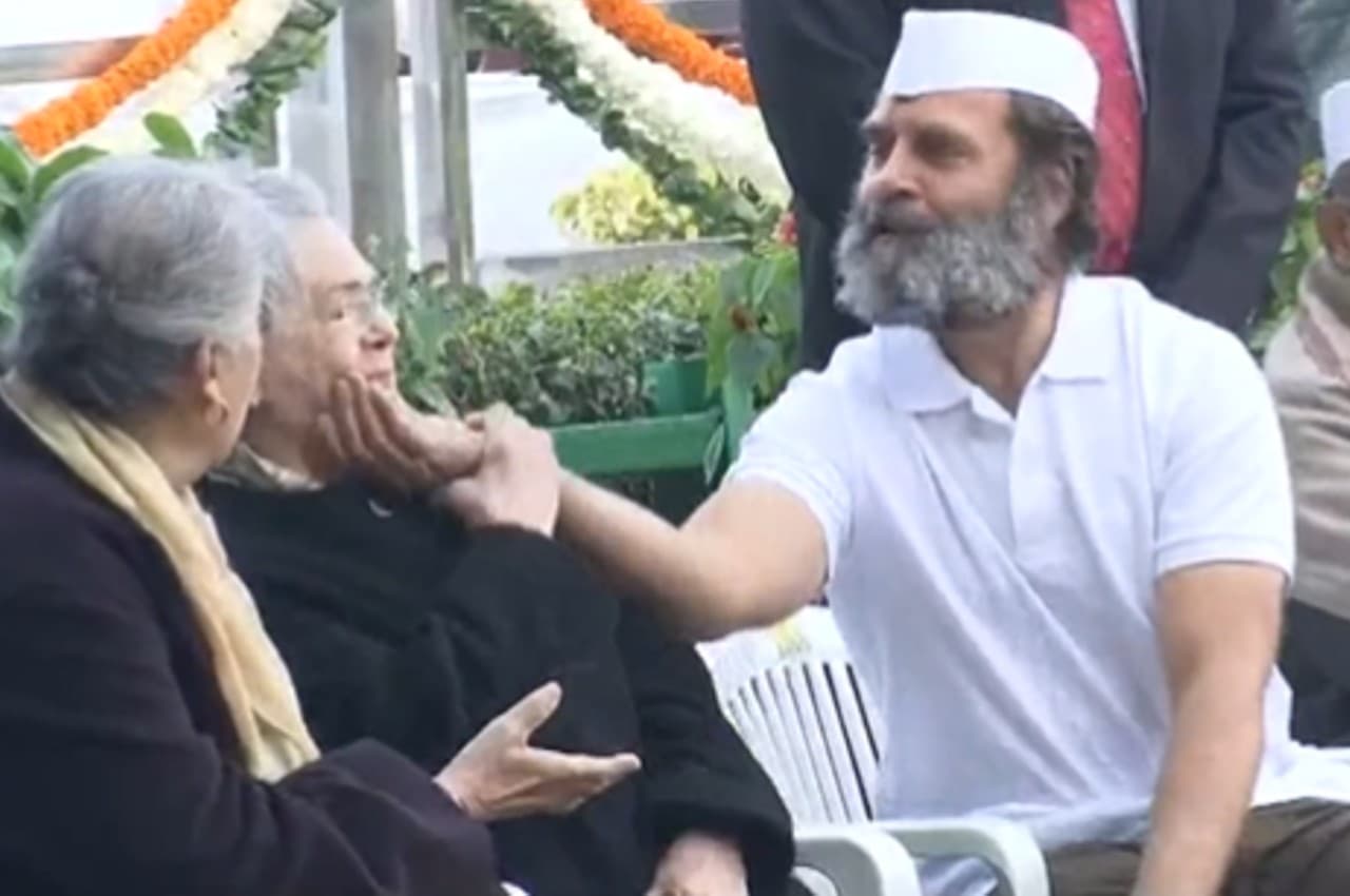 कांग्रेस के स्थापना दिवस पर मां सोनिया गांधी के साथ हंसी-ठिठोली करते दिखे राहुल, देखें वीडियो